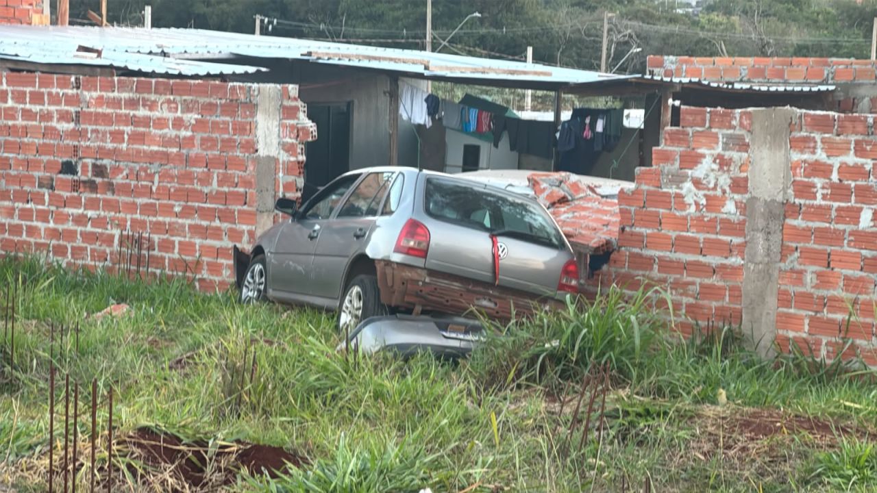 Colisão entre dois carros termina com veículo invadindo obra e derrubando muro de casa no Jardim Belmonte
