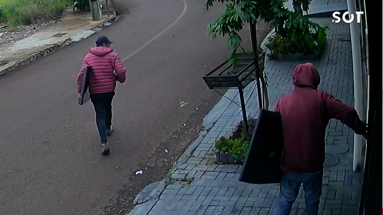 Dupla invade casa e foge com dois televisores após arrombar portão no bairro Interlagos em Cascavel