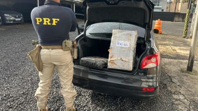 Imagem referente a notícia: PRF apreende mais de 114 quilos de maconha após fuga na BR-277, em Candói