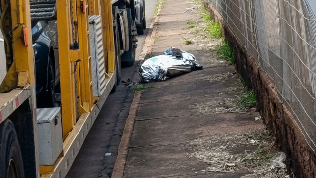 Imagem referente a notícia: Trabalhador morre após queda de caminhão-cegonha durante descarga de veículos em Toledo