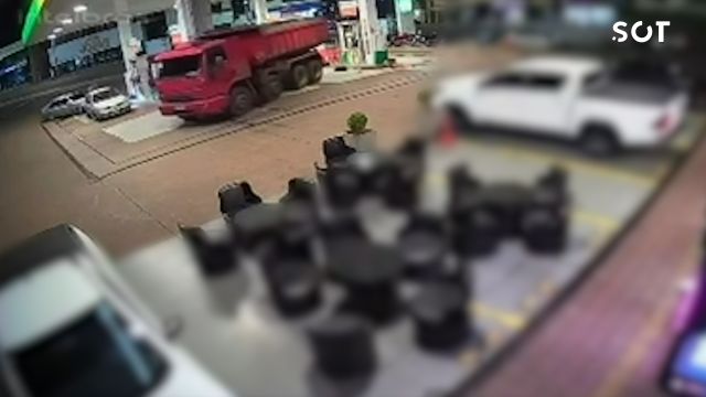 Imagem referente a notícia: Caminhão desgovernado invade posto e quase atinge pessoa no Centro de Coronel Vivida