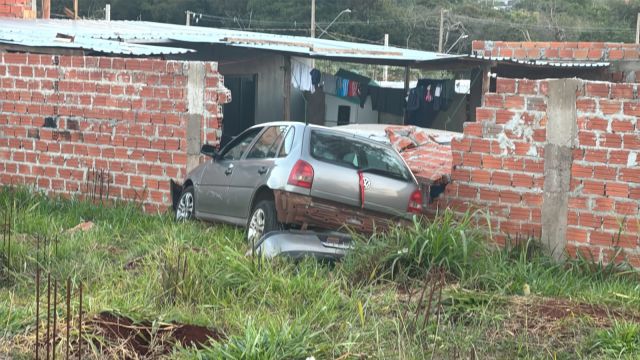 Imagem referente a notícia: Colisão entre dois carros termina com veículo invadindo obra e derrubando muro de casa no Jardim Belmonte