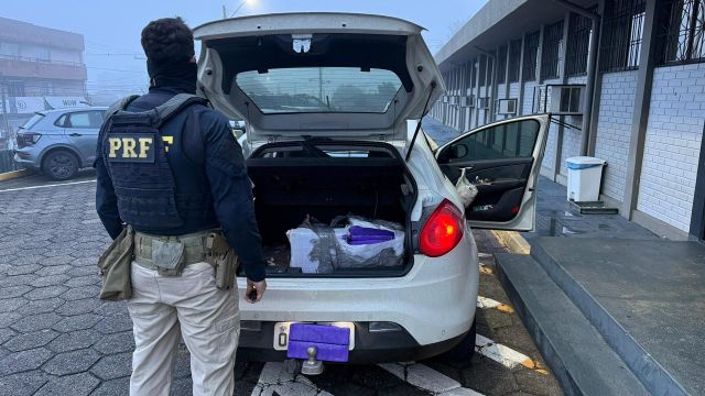 PRF apreende 66 quilos de maconha na BR-277 e prende casal por tráfico em Guarapuava