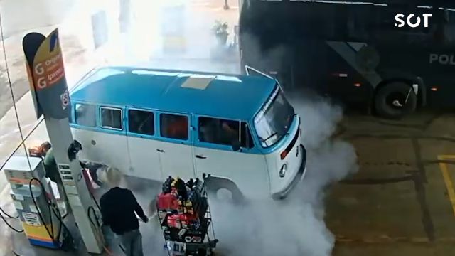 Imagem referente a notícia: Kombi pega fogo em posto de combustível e incêndio é controlado por alunos da PM em Entre Rios do Oeste