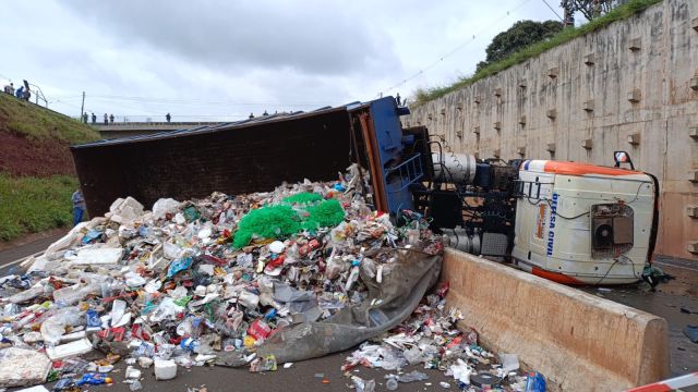 Imagem referente a notícia: Caminhão da Defesa Civil tomba e bloqueia Contorno Norte de Maringá por horas; fluxo é liberado no início da noite