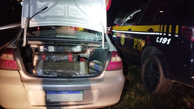 Imagem referente a notícia: Em atendimento a acidente, PRF apreende mais de 335 quilos de maconha na BR-277 em Campo Largo