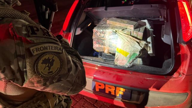 Imagem referente a notícia: Casal é preso com 121 kg de maconha durante abordagem da PRF na BR-277 em Cascavel