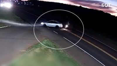 Imagem referente a notícia: Colisão entre carro e motocicleta é registrada por câmeras em Santa Tereza do Oeste