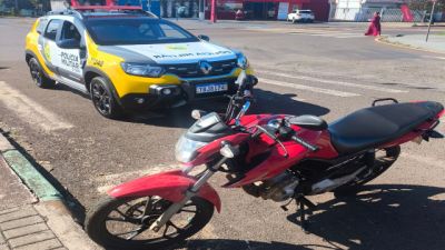 Imagem referente a notícia: Motocicleta com escapamento alterado é apreendida durante abordagem da PM em Cascavel