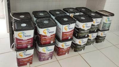 Imagem referente a notícia: Trio é preso com 92 baldes de tinta desviados de empresa em Cascavel