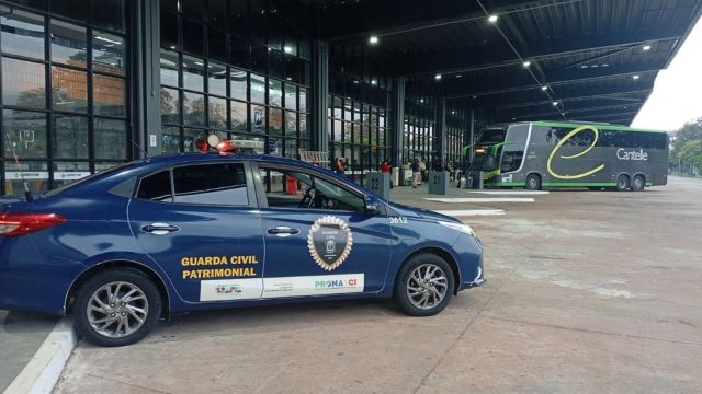 Imagem referente a notícia: Homem é detido após ser flagrado espiando mulher em banheiro de terminal rodoviário em Cascavel