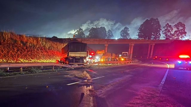Imagem referente a notícia: Caminhoneiro morre após caminhão cair de pontilhão e interditar BR-376 em Apucarana