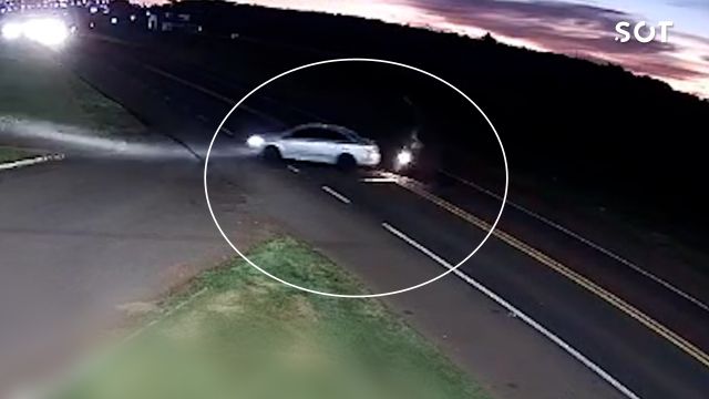Imagem referente a notícia: Colisão entre carro e motocicleta é registrada por câmeras em Santa Tereza do Oeste