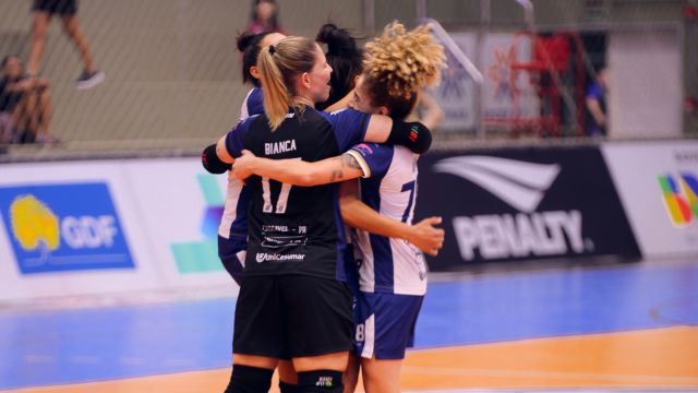 Imagem referente a notícia: Imagem referente a notícia: Stein Cascavel estreia com vitória sobre Taboão Magnus na Supercopa Feminina de Futsal