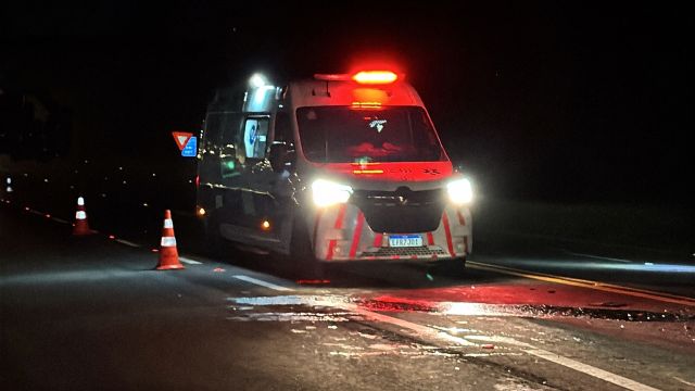 Imagem referente a notícia: Homem morre após saída de pista seguida de capotamento na BR-277 em Matelândia