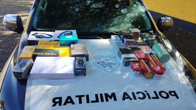 Imagem referente a notícia: Mulher é flagrada com produtos do Paraguai em ônibus e mercadorias são apreendidas na PR-585 em Toledo