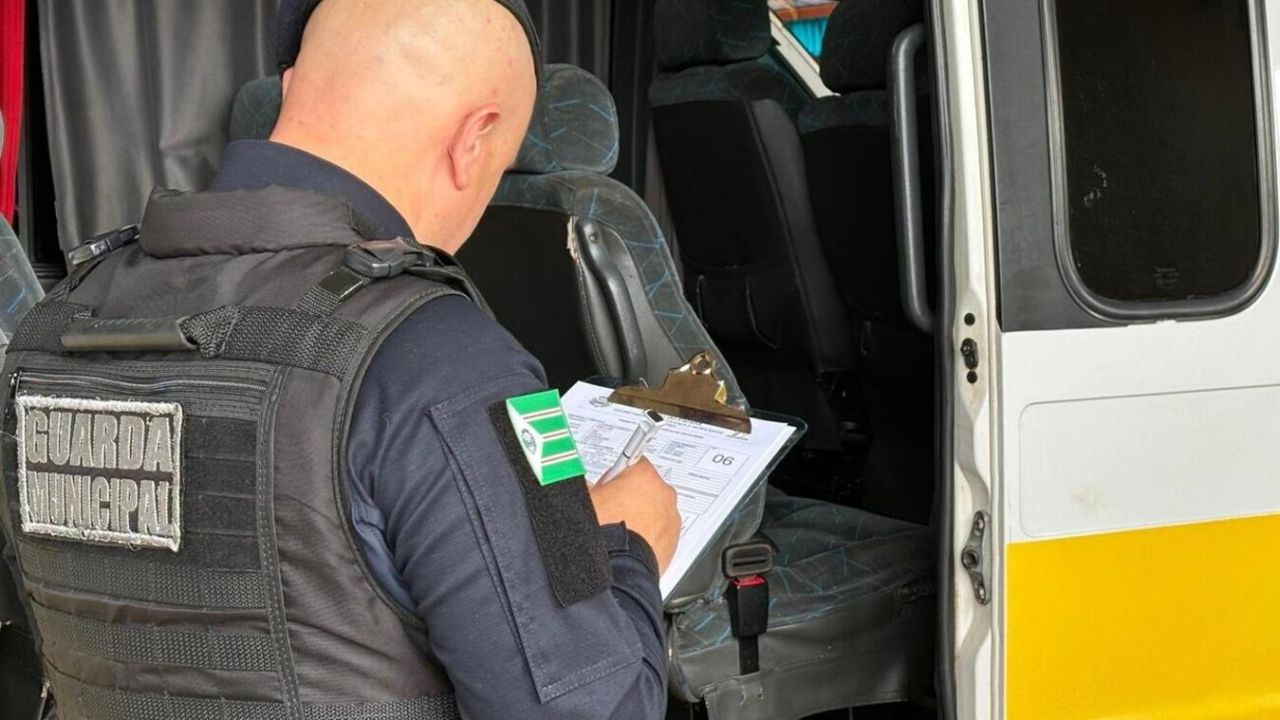 Ônibus sem placas que transportava alunos da APAE é apreendido pela Guarda Municipal em Toledo