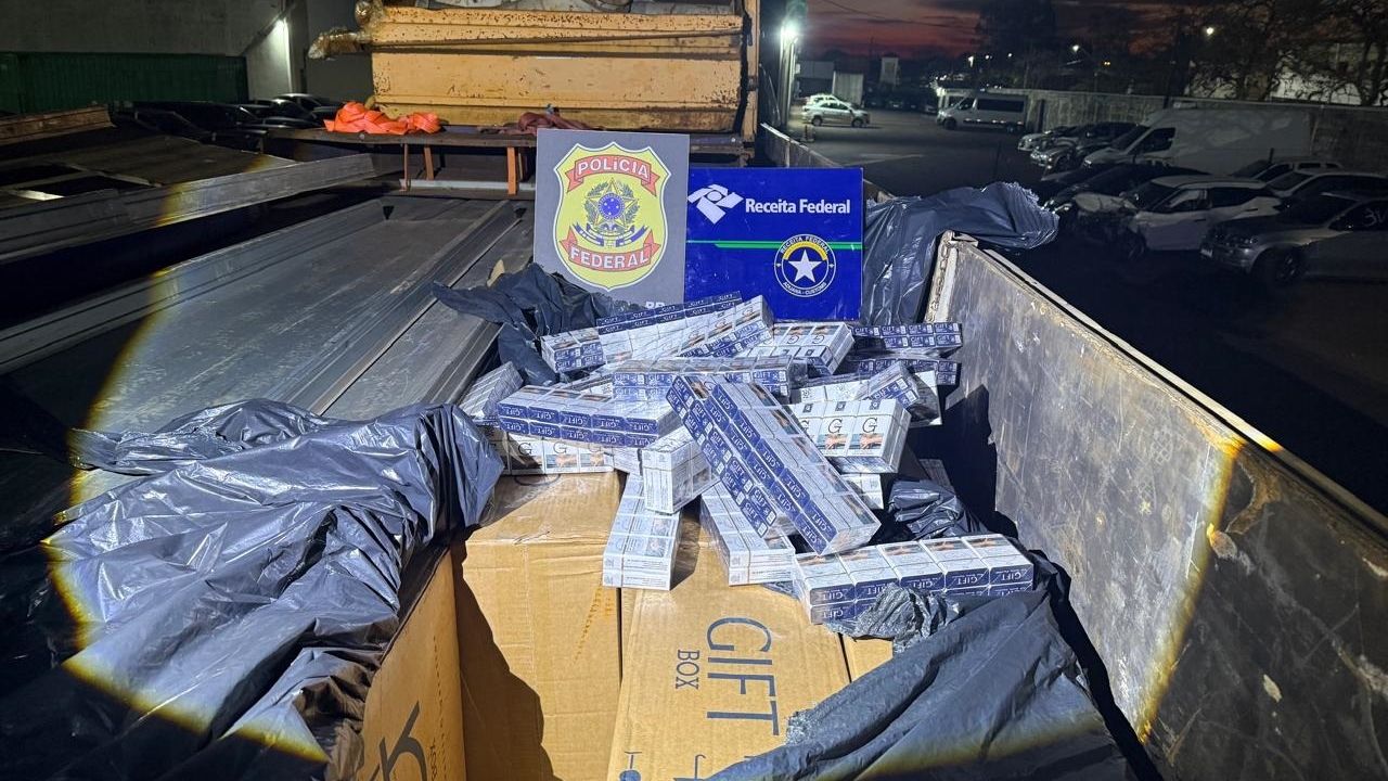Receita Federal e PF apreendem 200 mil maços de cigarros escondidos em carga na BR-163, no Paraná