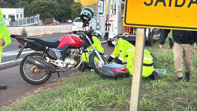 Imagem referente a notícia: Motociclista fica ferida após queda de moto na PRC-467 em Cascavel