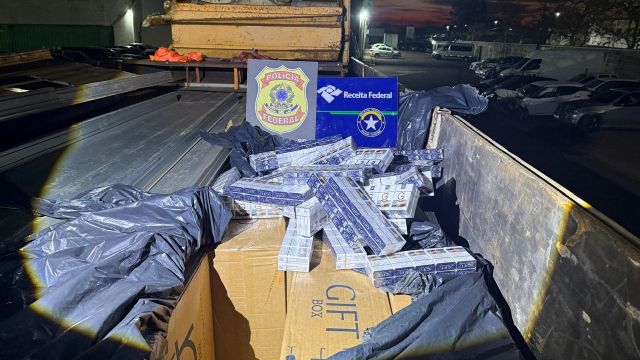 Imagem referente a notícia: Receita Federal e PF apreendem 200 mil maços de cigarros escondidos em carga na BR-163, no Paraná