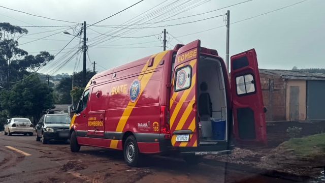 Homem fica ferido após ser prensado por caminhão durante manobra em lote no Bairro Periolo, em Cascavel