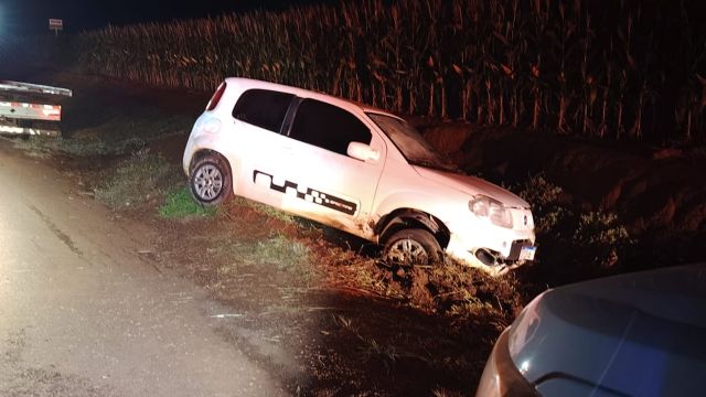 Jovem de 19 anos fica ferido após carro sair da pista na PR-182 em Maripá