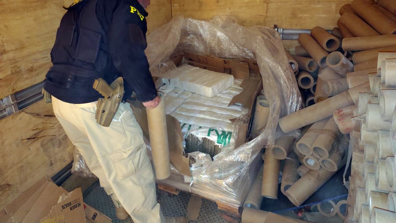 PRF apreende 275 quilos de maconha escondidos em carga de tubos de papel em Cascavel