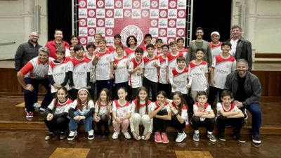 Imagem referente a notícia: Comercial leva 31 atletas de Cascavel ao maior torneio de tênis de base do Paraná