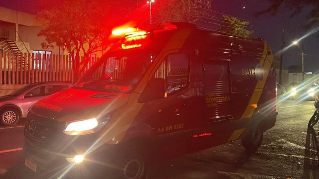 Motociclista de 19 anos fica ferido após batida com Peugeot em avenida de Cascavel