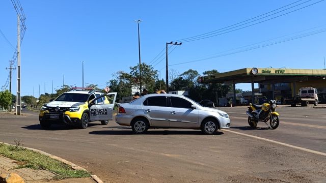 Motorista embriagado é preso após bater em motocicleta na PR-473 e deixar casal ferido em Quedas do Iguaçu