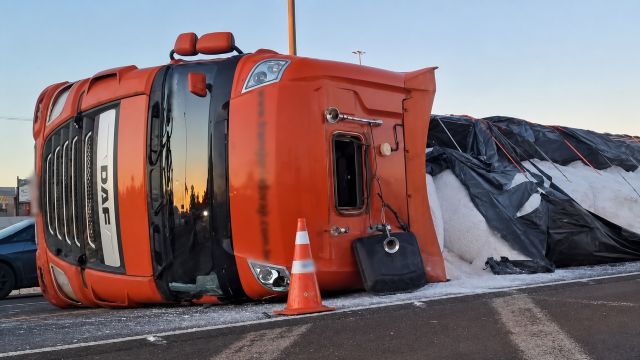 Carreta com 33 toneladas de farinha tomba na BR-277 e causa lentidão em Cascavel
