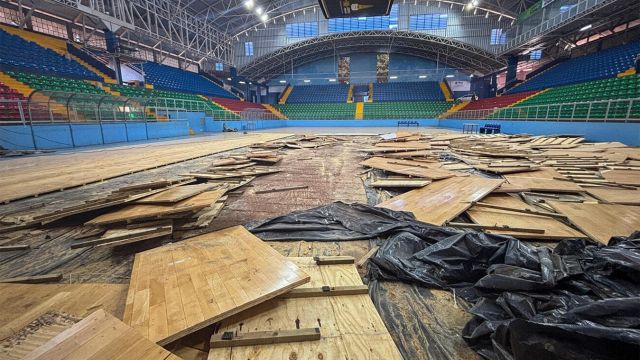 Imagem referente a notícia: Toledo dá início à substituição do piso da quadra do Ginásio Alcides Pan