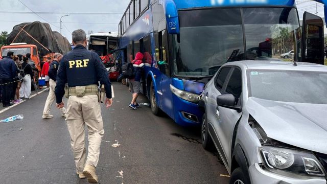 Engavetamento com ônibus paraguaios deixa motoristas feridos e interdita BR-277 em Foz do Iguaçu
