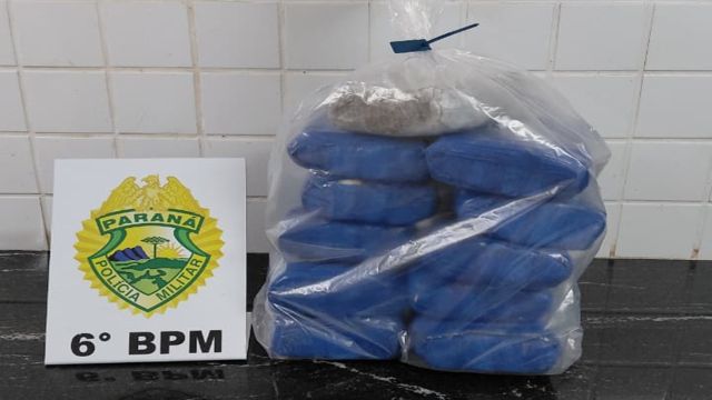 Suspeito foge da PM, sofre queda de moto e é preso com 6 quilos de maconha em Cascavel