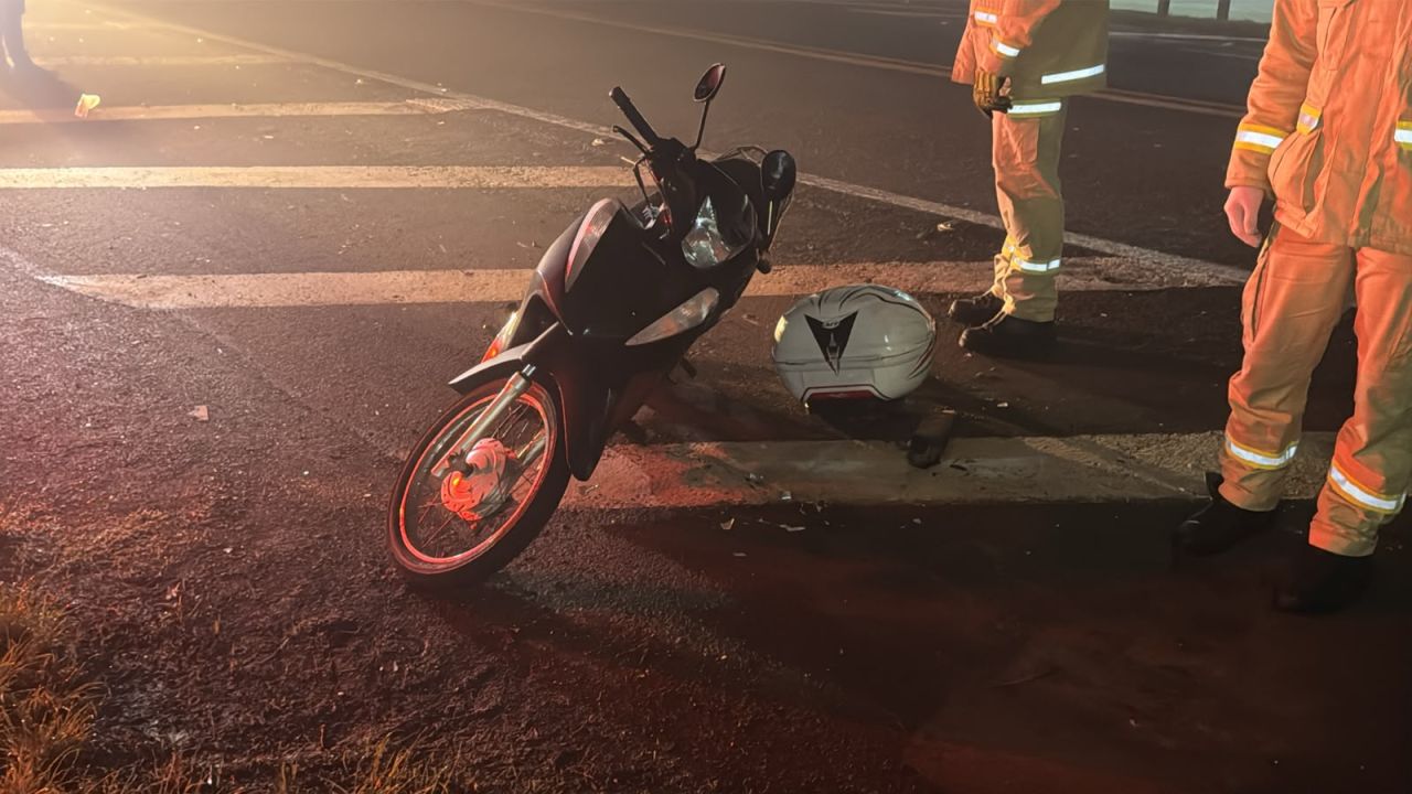 Mulher de 63 anos sofre amnésia após acidente entre carro e moto na BR-277, em Cascavel