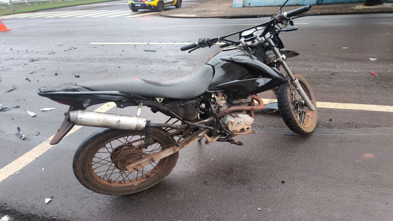 Motociclista com CNH cassada é flagrado sem placa e com moto irregular em Cascavel