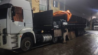 Imagem referente a notícia: PRF apreende mais de 2,3 toneladas de maconha escondidas em carreta na BR-277 em Laranjeiras do Sul