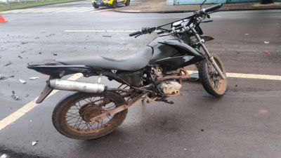 Imagem referente a notícia: Motociclista com CNH cassada é flagrado sem placa e com moto irregular em Cascavel