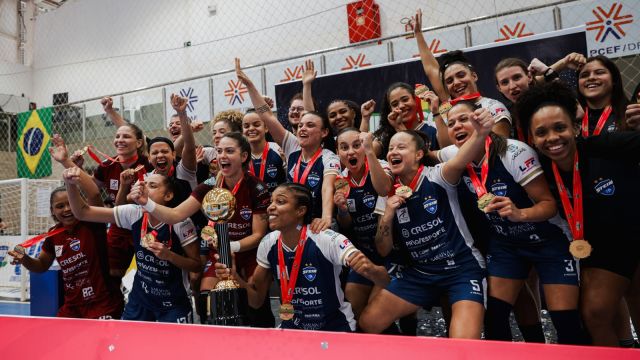 Imagem referente a notícia: Stein Cascavel goleia Barateiro, conquista tricampeonato da Supercopa e garante vaga na Libertadores