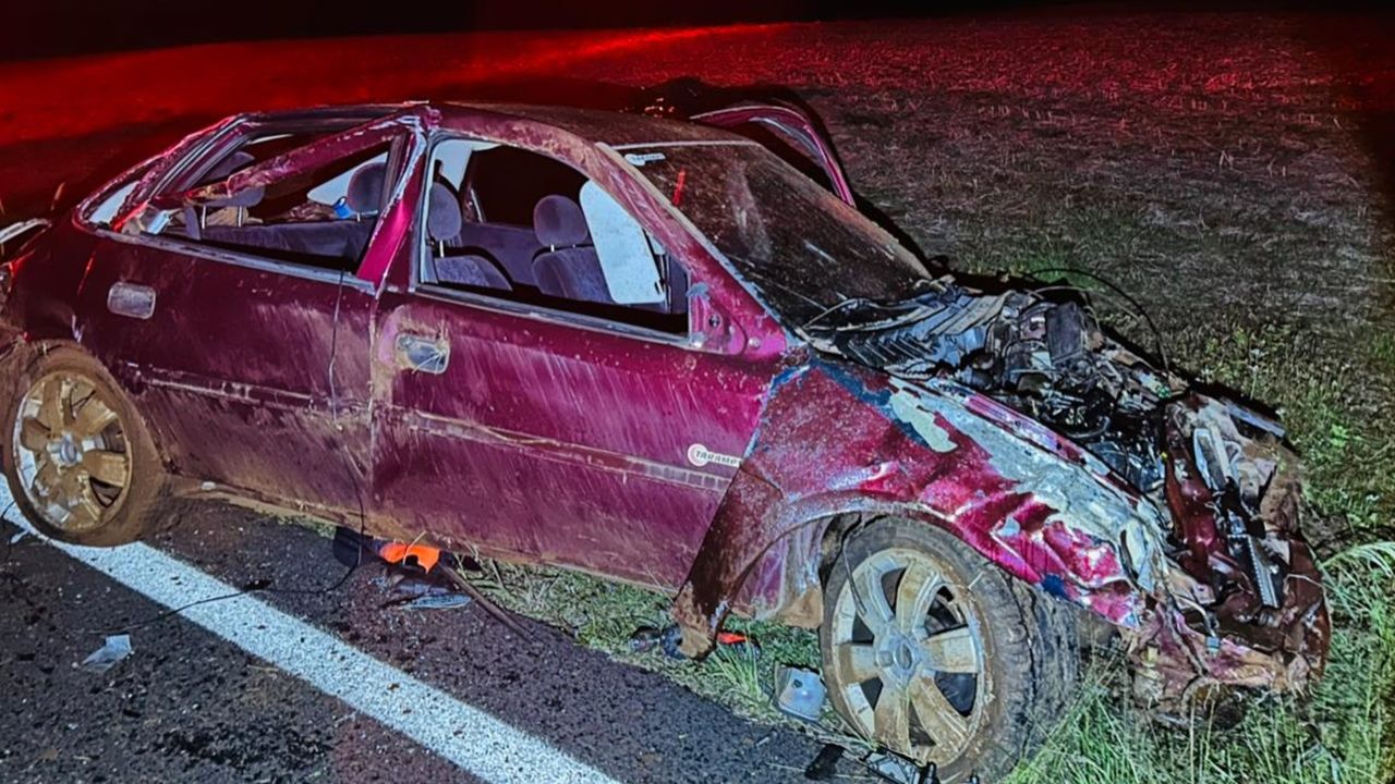 Jovem morre após capotamento e ser ejetado de carro na PR-886 entre Santa Izabel do Oeste e Ampére