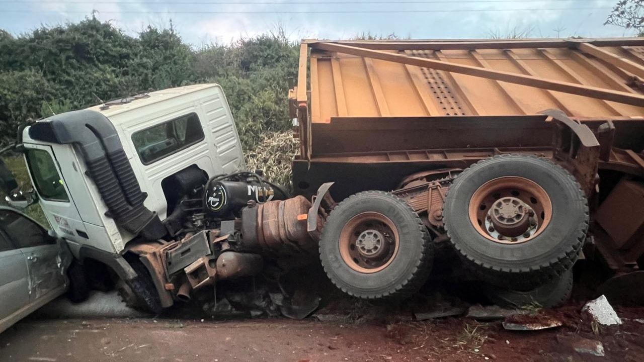 Bitrem carregado com cana tomba após colisão com carro na PR-487 em Iretama
