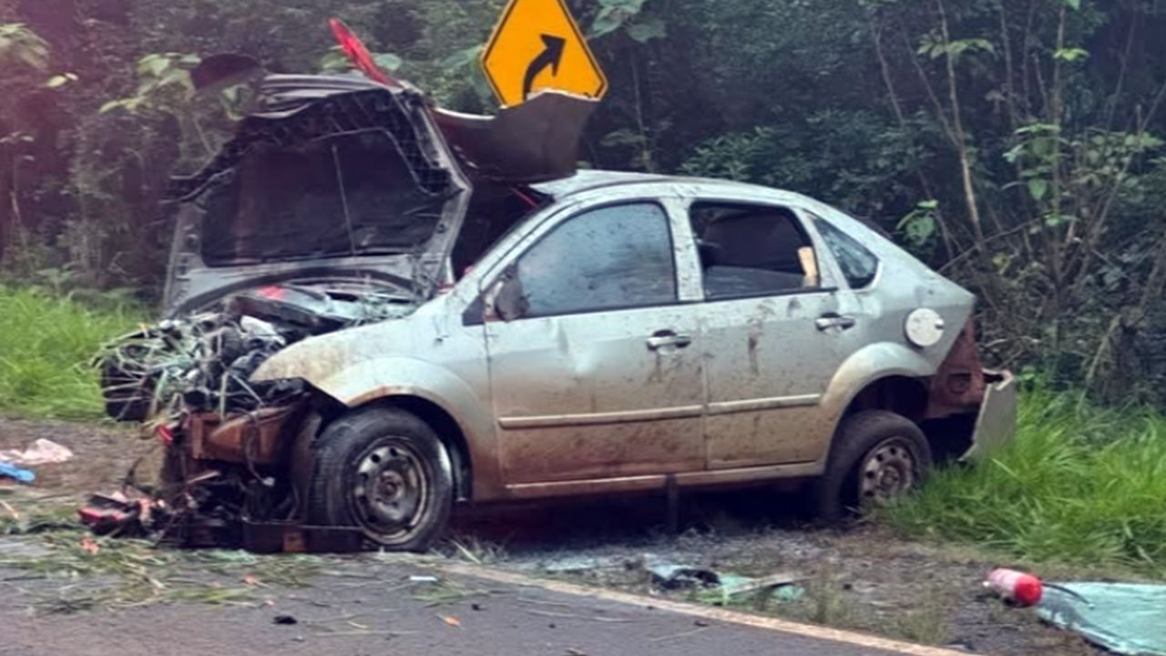 Carro sai da pista e bate em barranco na PR-158; uma pessoa morre e duas ficam feridas em Rio Bonito do Iguaçu