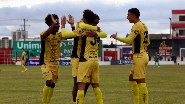 Imagem referente a notícia: FC Cascavel goleia Guarany de Bagé fora de casa e assume liderança do grupo na Série D