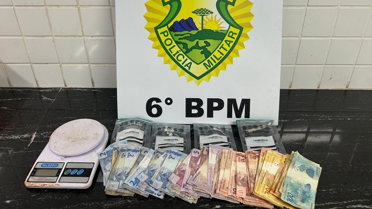 ROTAM prende jovem por tráfico de drogas e apreende crack, maconha e dinheiro em Cascavel