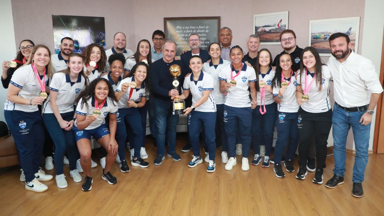 Prefeito recepciona atletas campeãs do Stein Cascavel após vitória na Supercopa do Brasil de Futsal Feminino