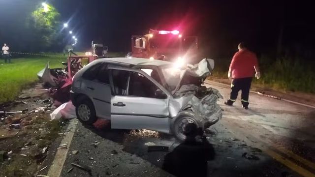 Imagem referente a notícia: Quatro pessoas morrem após colisão frontal na PR-463, no Paraná