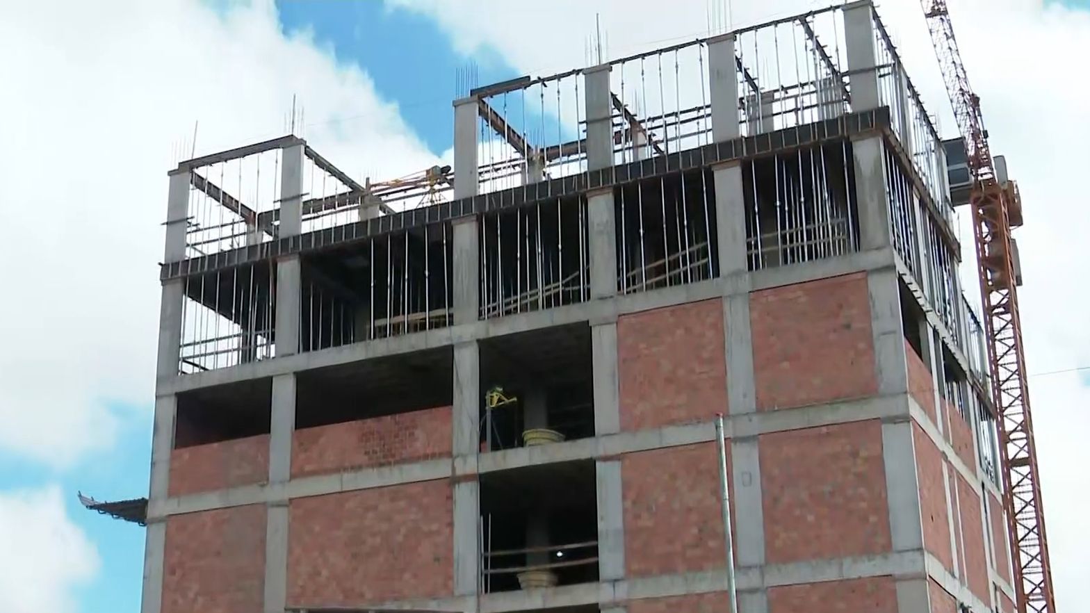 Imagem referente a notícia: Trabalhador sofre queda de cinco metros em obra e é levado ao HU em Cascavel