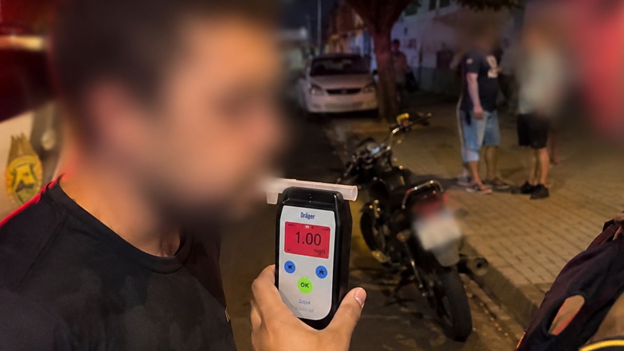Motociclista é preso por embriaguez após bater em carro estacionado em Assis Chateaubriand