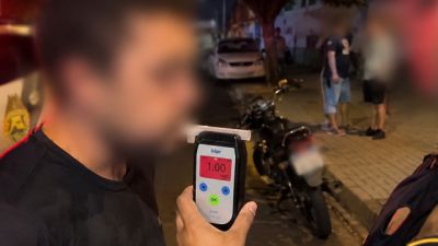 Imagem referente à notícia: Motociclista é preso por embriaguez após bater em carro estacionado em Assis Chateaubriand