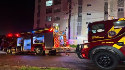 Imagem referente à notícia: Incêndio de grandes proporções atinge apartamento em prédio no Bairro Santo Onofre, em Cascavel